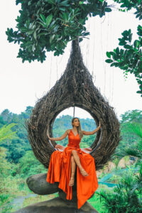 Ragazza educata e alla mano, Club di Più