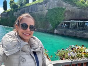 Donna bella presenza, credente, Club di Più