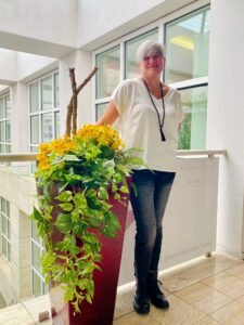 Donna matura, sola, gentile, Club di Più