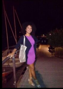 Donna giovane, sportiva, allegra, Club di Più