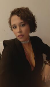 Donna elegante, curata, Club di Più