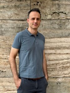 Ragazzo laureato, vive da solo, Club di Più