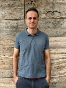 Ragazzo laureato, vive da solo, Club di Più