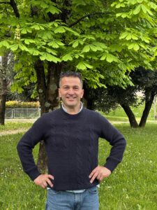 Uomo serio, sincero, affidabile, Club di Più