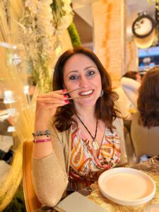 Donna curata, femminile, elegante, Club di Più