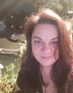 Donna morbida, curata, sorridente, Club di Più