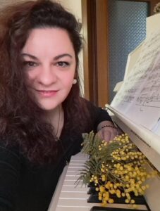 Donna morbida, curata, sorridente, Club di Più