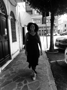 Ragazza mulatta, bella presenza, Club di Più