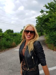 Donna ironica, solare, Club di Più