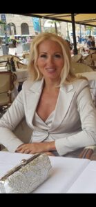 Donna ironica, solare, Club di Più