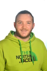 Ragazzo appassionato di guida sportiva, Club di Più