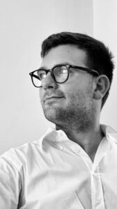 Uomo audace, autoironico, Club di Più