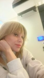 Donna giovanile, bionda, bella, Club di Più