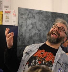 Uomo sorridente e dinamico, Club di Più