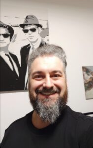 Uomo sorridente e dinamico, Club di Più