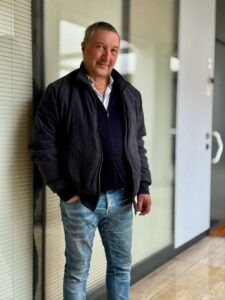 Uomo onesto, sincero, Club di Più