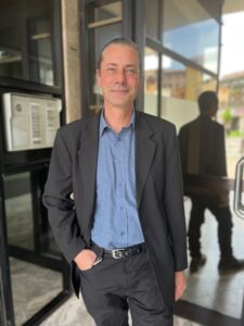 Uomo single, riservato, Club di Più