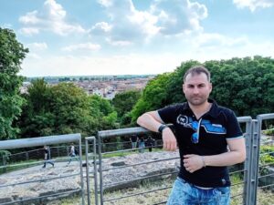 ragazzo benestante, Club di Più