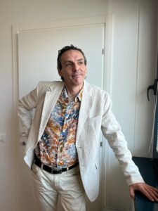 Uomo romantico, sincero, Club di Più