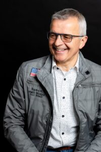 Uomo curato, indipendente, Club di Più