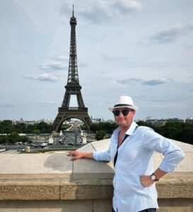 Uomo single, semplice, energico, Club di Più