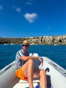 Uomo single, semplice, energico, Club di Più