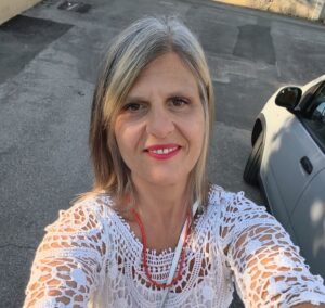 Donna sorridente, positiva, Club di Più