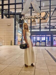 Donna sola, passionale, Club di Più