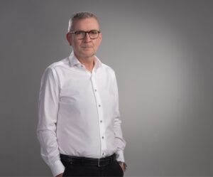 Uomo educato, a modo, Club di Più