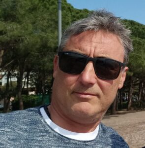 Uomo gratificato, Club di Più
