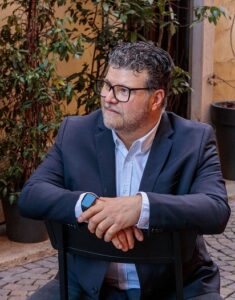 Uomo sorridente, solare, Club di Più