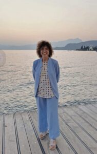 Donna responsabile, seria, Club di Più