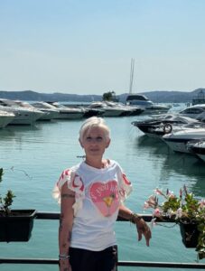 Donna snella, curata, femminile, Club di Più