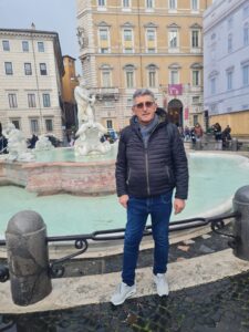 Uomo di buona presenza, Club di Più