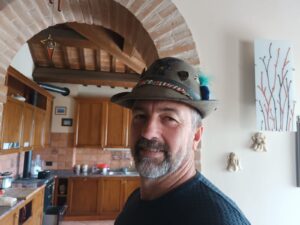 Uomo carismatico, benestante, Club di Più