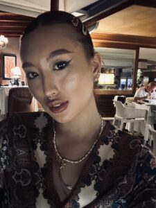 Giovane donna single, Club di Più