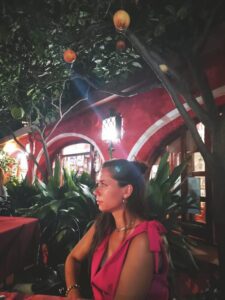 Ragazza estroversa, solare, Club di Più