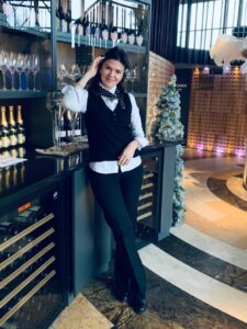 Donna elegante, femminile, Club di Più