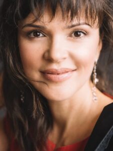 Donna elegante, femminile, Club di Più