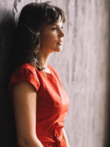 Donna elegante, femminile, Club di Più