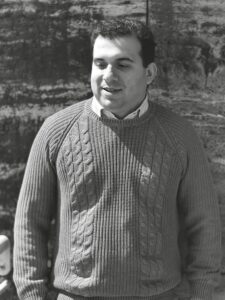 Uomo single, serio, Club di Più