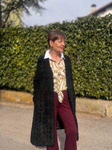 Donna giovanile, sola, Club di Più