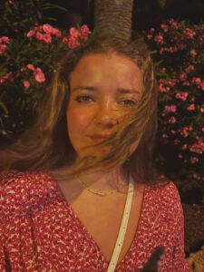 Ragazza solare, allegra, Club di Più