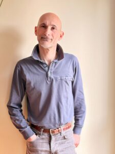 Uomo sorridente, single, Club di Più