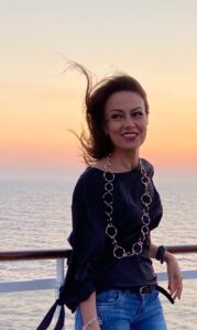 Donna sorridente, solare, Club di Più