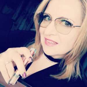 Donna di bella presenza, occhi verdi, snella - Club di Più